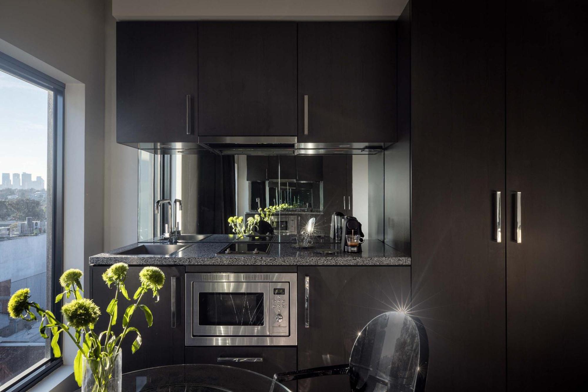 The Cullen Melbourne - Art Series Exterior foto A kitchen in a typical apartment